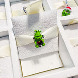 Cargar imagen en la galería, Charm El Grinch Con Corazón Rojo