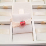 Cargar imagen en la galería, Charm Fresa Con Flor Blanca
