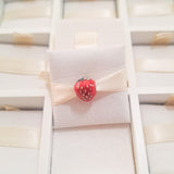 Cargar imagen en la galería, Charm Fresa Con Flor Blanca